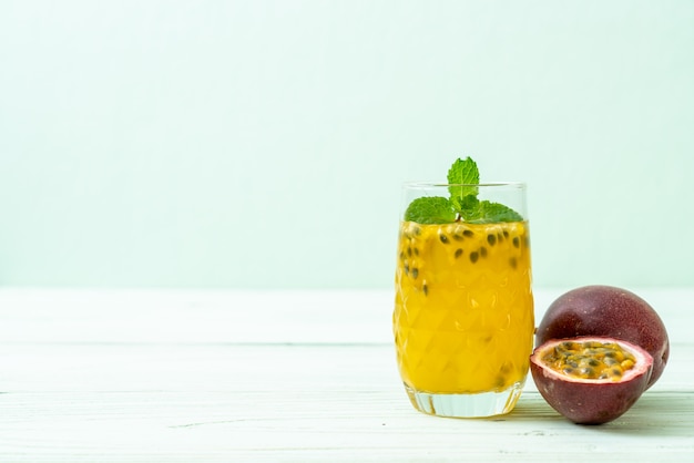 Suco de maracujá fresco e gelado