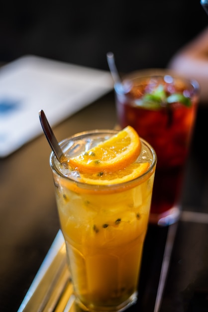 Suco de maracujá verão na mesa