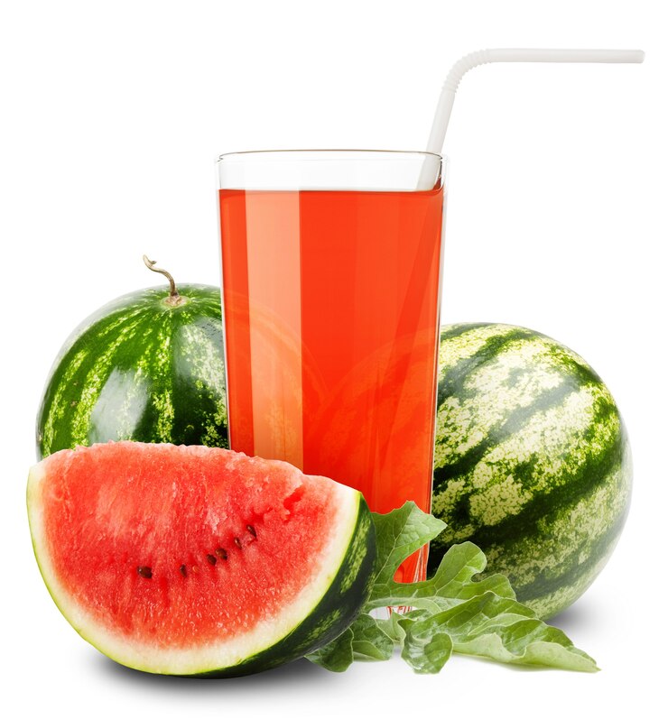 Foto suco de melancia e rodelas de laranja isoladas