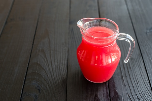 Suco de melancia em uma mesa de madeira. Pode ser usado como pano de fundo