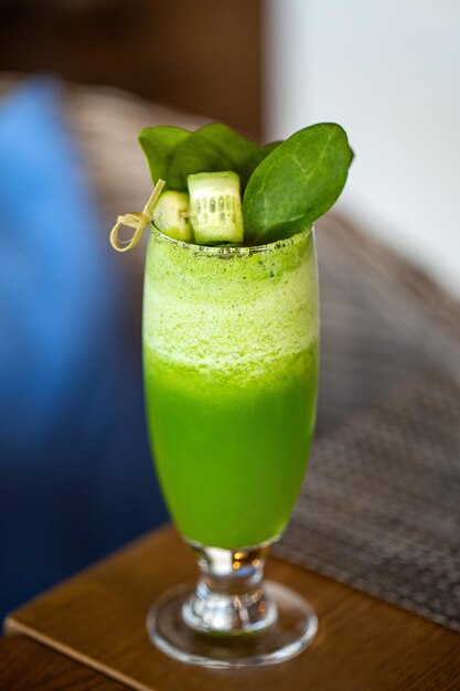 Suco de melancia fresco closeup ou suco de melancia smoothie Fatias de frutas caseiras
