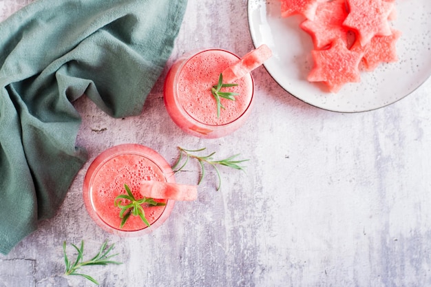 Suco de melancia fresco em copos na mesa Bebidas refrescantes de verão Vista superior