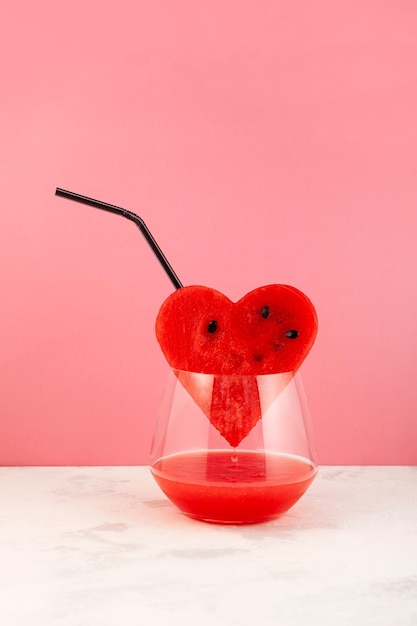 Suco de melancia pinga em vidro de pedaço de polpa em forma de coração bebidas com polpa de melancia