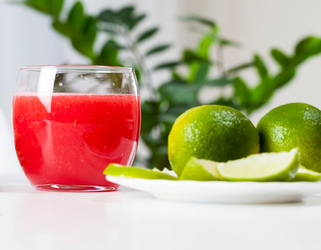 Foto suco de melancia vermelha em um copo