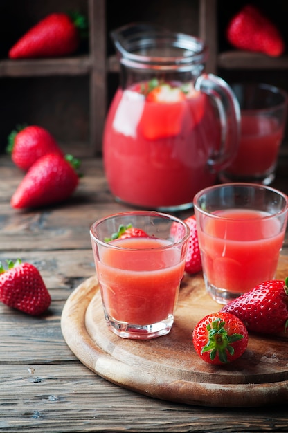 Suco de morango doce na mesa de madeira