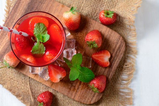 Suco de morango e hortelã no topo do bloco de madeira,