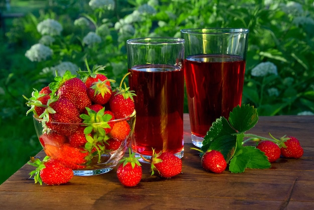 Suco de morango em um copo com morangos em fundo natural