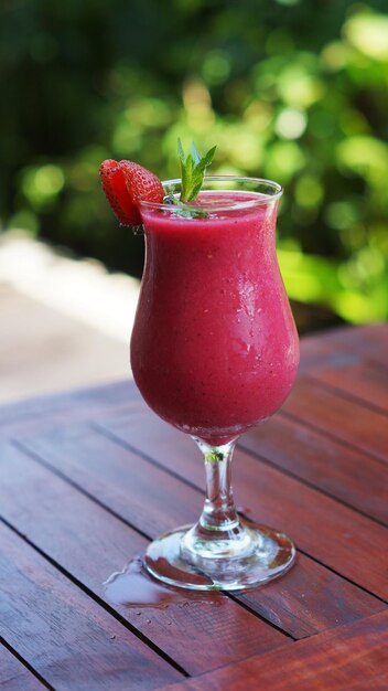 Suco de morango fresco na mesa de madeira