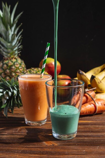 Suco de mulher fazendo suco verde com máquina de suco na cozinha de casa Dieta vegana de desintoxicação saudável com extrator vegetal prensado a frio para extrair nutrientes para bebida de smoothie com espirulina verde