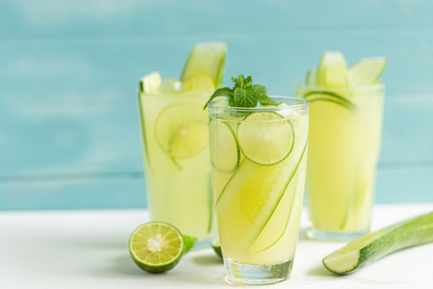 Suco de pepino com limão em um copo