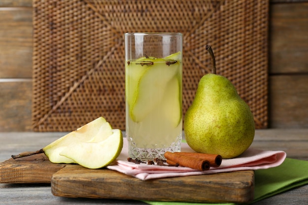 Suco de pera com frutas frescas e canela em fundo de madeira