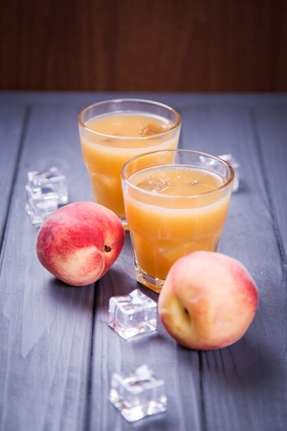 Suco de pêssego e pêssego fresco