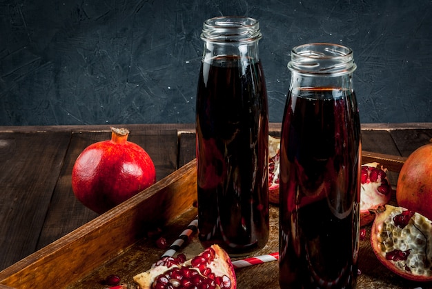 Suco de romã caseiro em garrafas