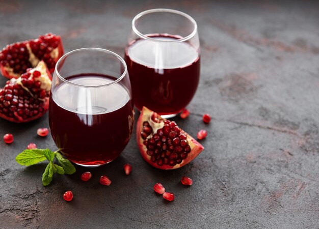 Suco de romã com frutas frescas de romã