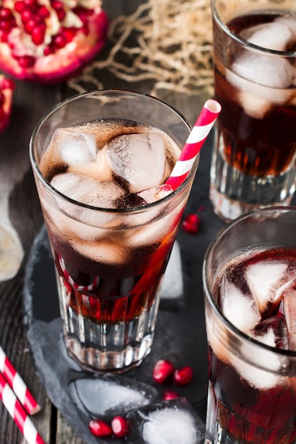 Suco de romã com gelo em copos