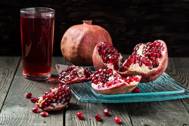 Suco de romã e fatias de romã com grãos