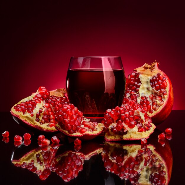 Suco de romã e frutas em fundo vermelho