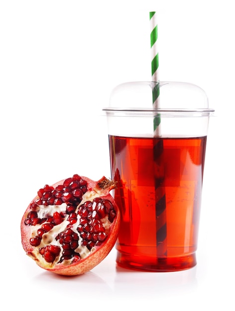 Suco de romã em copo fechado de fast food com tubo e granada isolado em branco