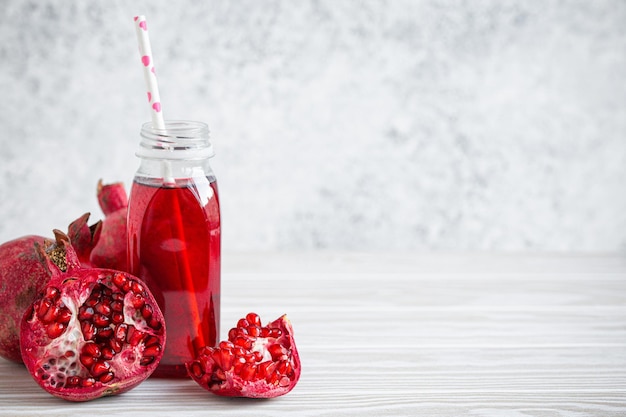 Suco de romã em garrafa e fruta