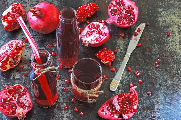 Suco de romã fresca. Romãs maduras.