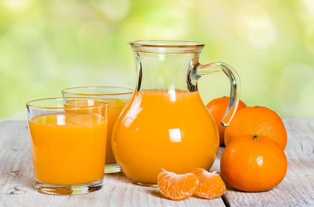 Suco de tangerina fresco em um fundo de madeira