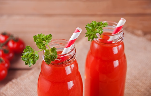 Suco de tomate com salsa e sal em cortejar