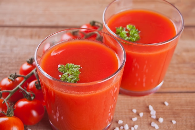 Suco de tomate com salsa e sal no guardanapo de juta