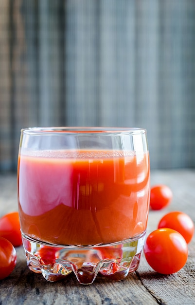 Foto suco de tomate com tomate cereja