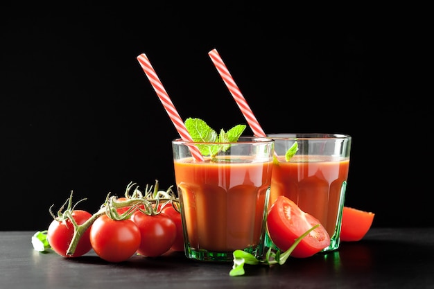 Suco de tomate com tomate