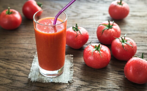 Suco de tomate com tomates frescos