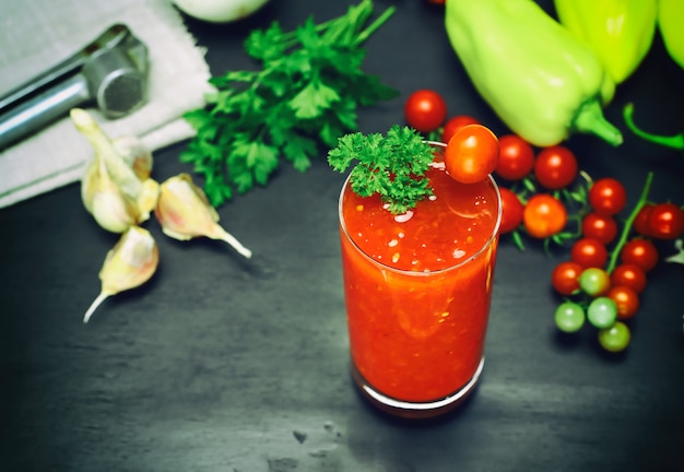 Suco de tomate e especiarias em um copo