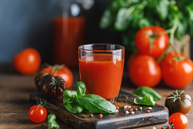 Suco de tomate e tomate fresco com manjericão