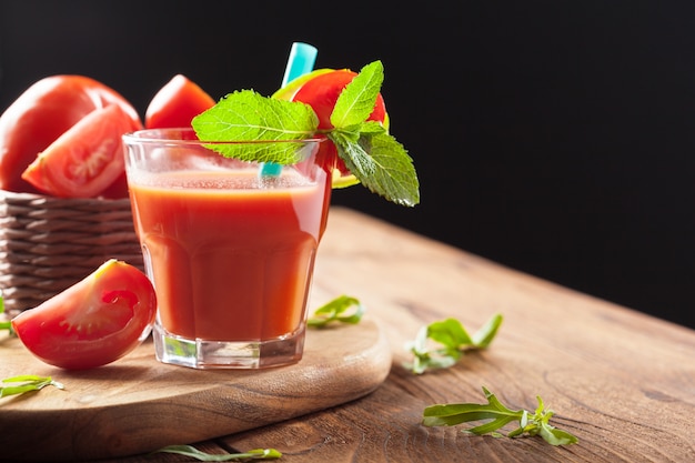 Suco de tomate e tomate fresco