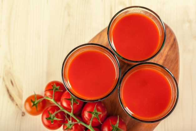 Suco de tomate e tomates frescos