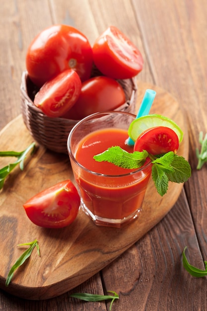 Suco de tomate e tomates frescos