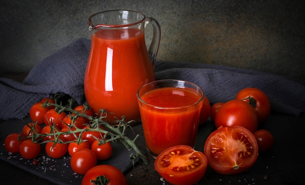 Suco de tomate e tomates vermelhos deliciosos