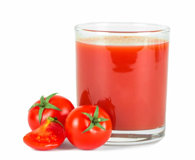 Suco de tomate em copo e tomate fresco