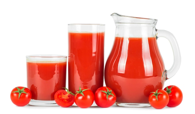 Suco de tomate em copos e tomates frescos