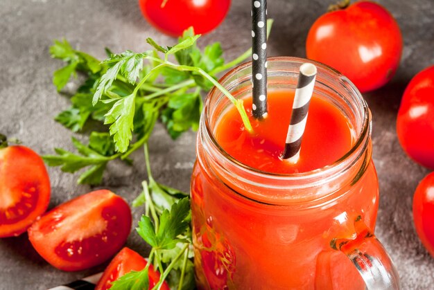 Foto suco de tomate em frasco de vidro