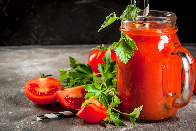 Suco de tomate em frasco de vidro