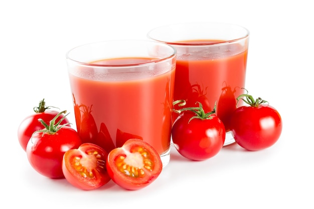 Suco de tomate em um copo isolado no fundo branco