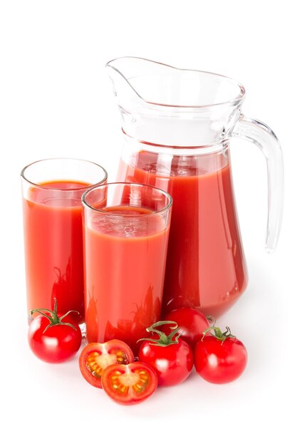 Suco de tomate em um jarro de vidro isolado no fundo branco