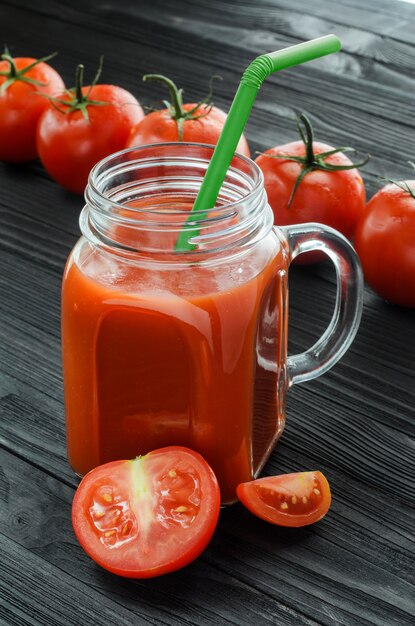 Suco de tomate em uma jarra de vidro com alça