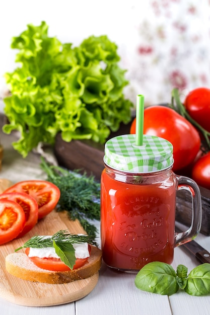 Suco de tomate em uma jarra transparente com espinafre