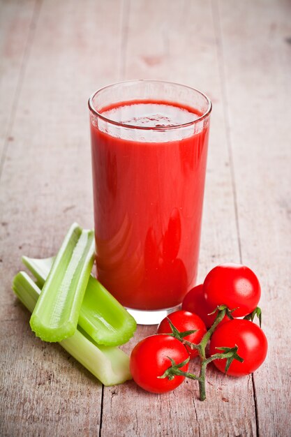 Suco de tomate em vidro, tomate fresco e aipo verde
