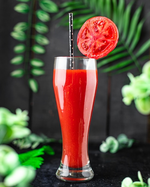 suco de tomate espremido na hora coquetel tomatee álcool beber bebida orgânica na mesa comida saudável