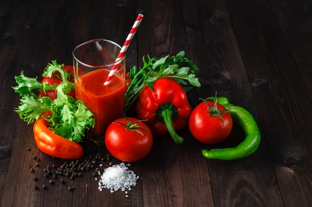 Suco de tomate fresco com ervas na mesa de madeira rústica