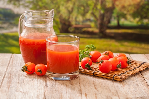 Suco de tomate fresco e tomates