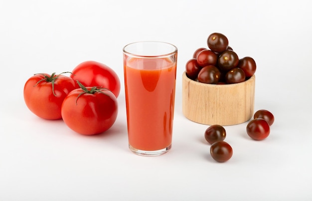 Suco de tomate fresco em um fundo branco