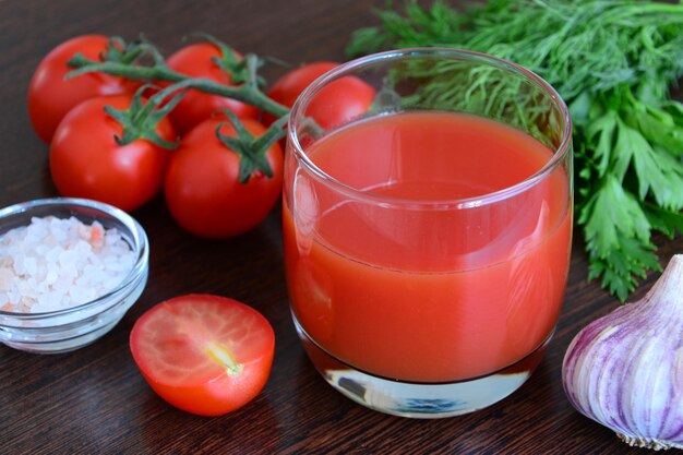 suco de tomate fresco em vidro decorado com tomate cereja e endro